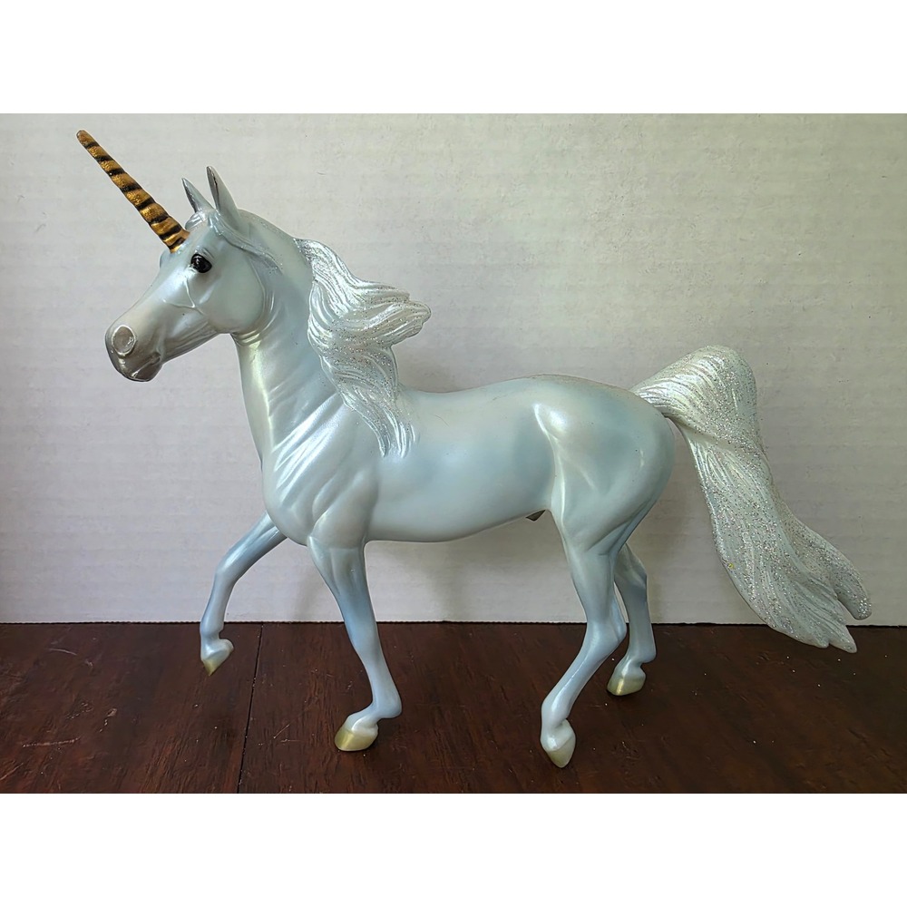 Breyer Traditional Unicorn Pearlescent White Glitter Mane Gold Horn Figurine